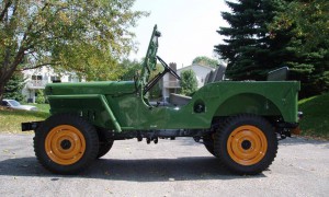 Jeep vert avec roues jaune