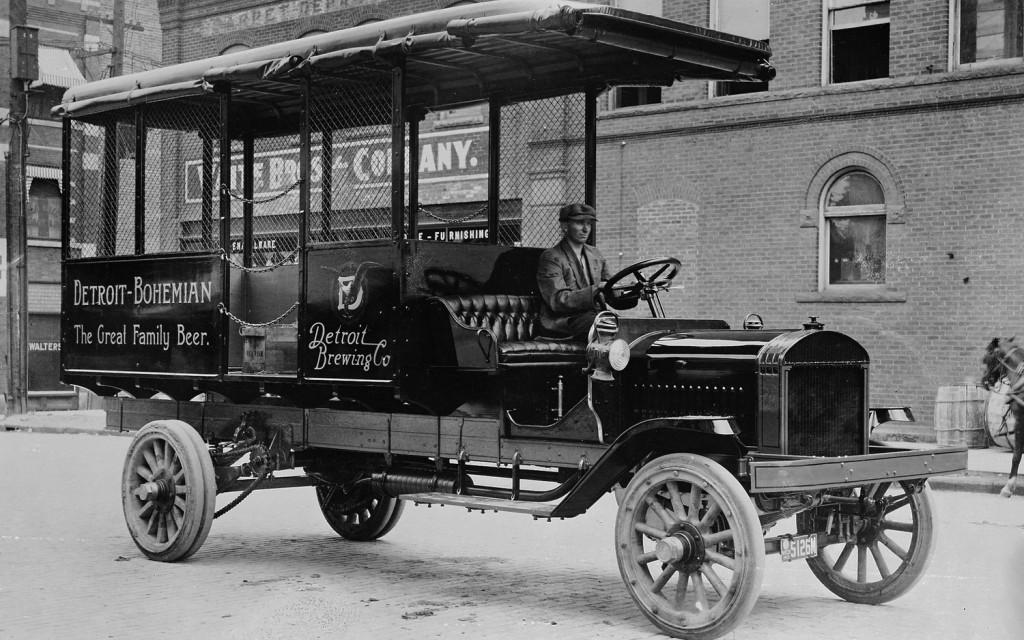 Un camion GMC en 1912, fait sur mesure pour ce livreur de bières!