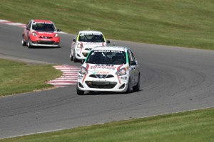 Olivier Pelletier au volant de sa Micra de course.