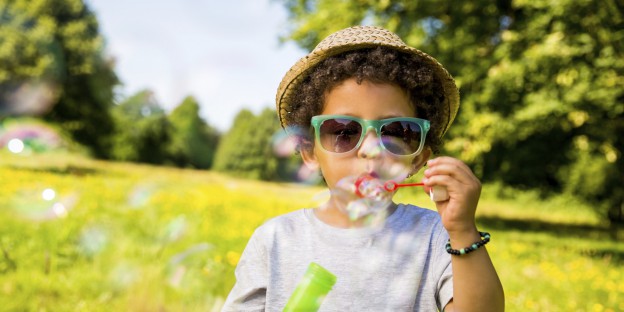 Enfant qui souffle des bulles