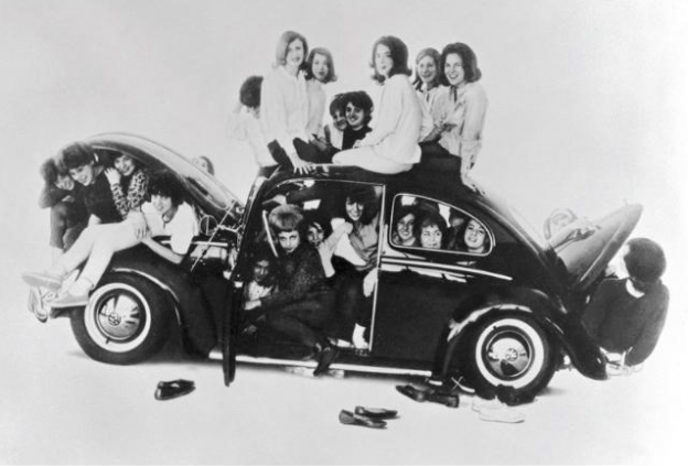 gens dans une voiture vintage