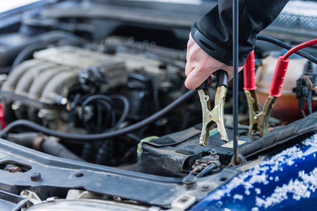 Survoltage d'une batterie auto: la marche à suivre